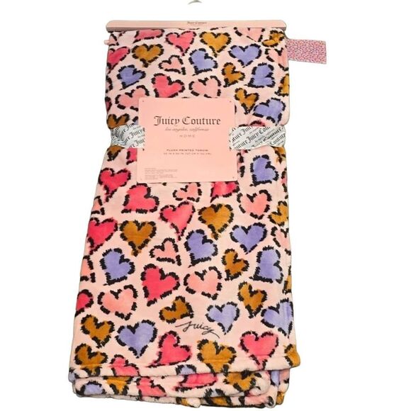 Juicy Couture Home Plush Heart Printed Throw Blanket - Picture 7 of 7